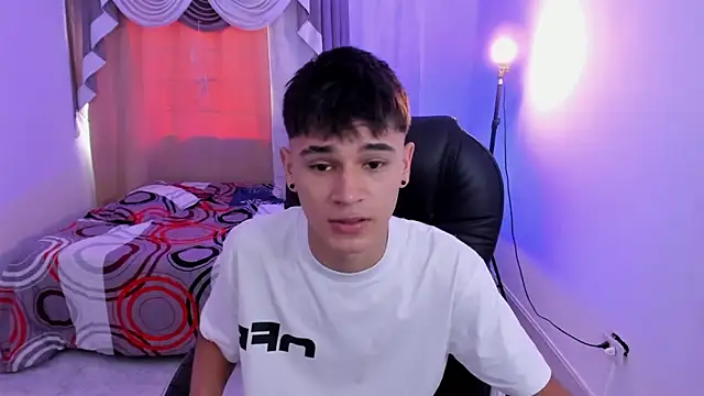 Snapshot of Aron_Boyy chatting on May 12, 2026, 9:12 pm Aron Boyy online show from May 12, 2026, 9:12 pm