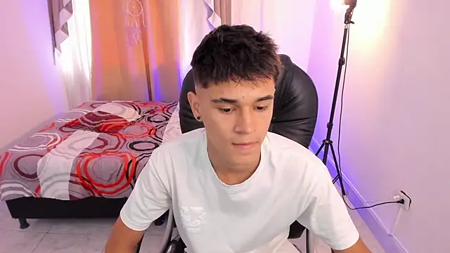 Snapshot of Aron_Boyy chatting on May 20, 2026, 9:32 pm Aron Boyy online show from May 20, 2026, 9:32 pm