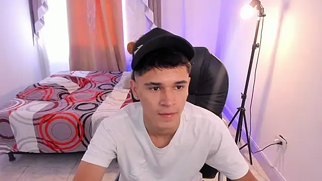 Snapshot of Aron_Boyy chatting on May 22, 2026, 8:03 pm Aron Boyy online show from May 22, 2026, 8:03 pm