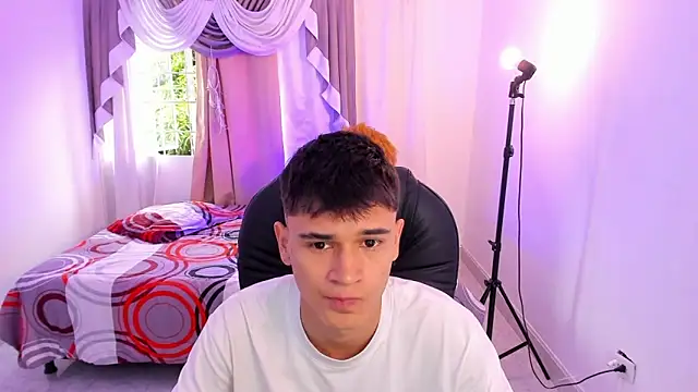 Snapshot of Aron_Boyy chatting on May 29, 2026, 9:46 pm Aron Boyy online show from May 29, 2026, 9:46 pm