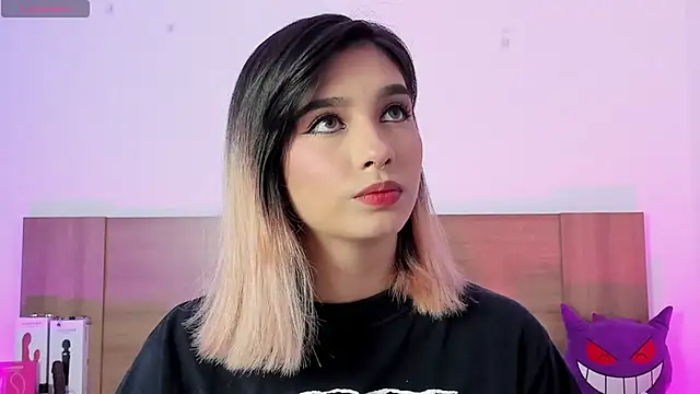 Akatsumi  online show from November 18, 2025, 8:57 pm