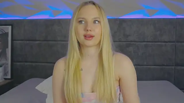 Snapshot of Sky_Cutie chatting on June 5, 2026, 6:52 am Sky Cutie online show from June 5, 2026, 6:52 am