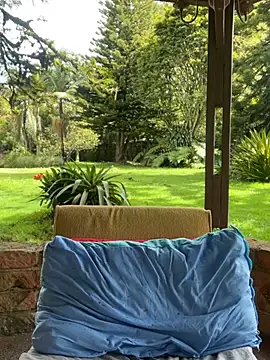 Snapshot of AliceMrtnz chatting on February 3, 2026, 6:57 pm AliceMrtnz online show from February 3, 2026, 6:57 pm