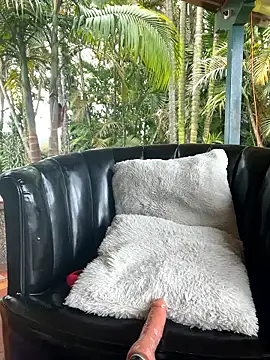 AliceMrtnz online show from April 18, 2026, 7:07 pm