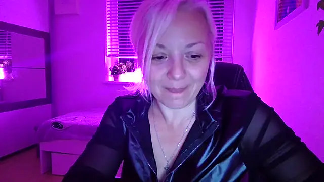 Linsy Kim online show from October 28, 2025, 7:38 pm