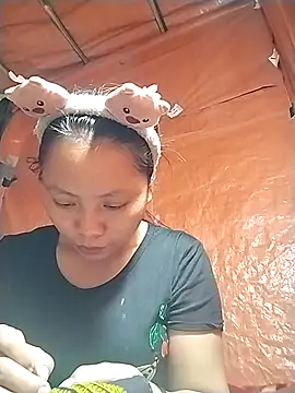 venu00 online show from September 26, 2025, 1:42 am