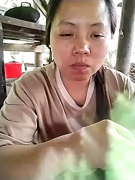 venu00 online show from December 17, 2025, 4:51 am