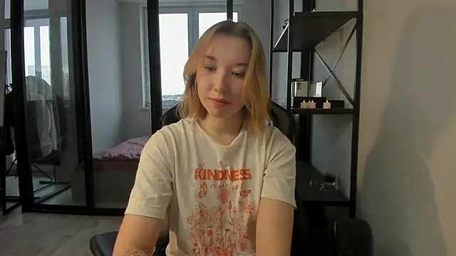 Agatha May online show from November 13, 2025, 4:33 am