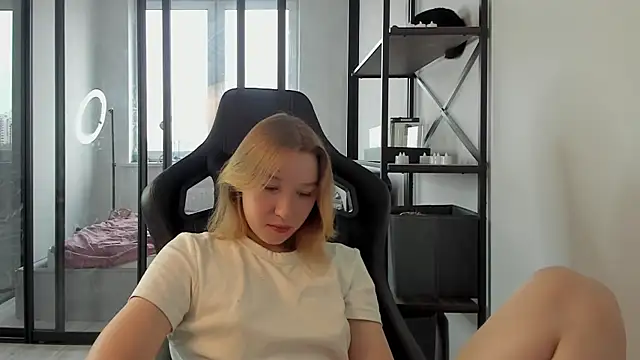 Agatha May online show from December 2, 2025, 6:19 am