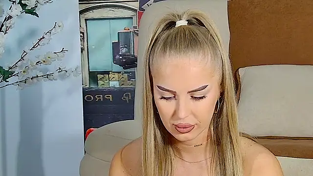 AubrieleRouj1 online show from September 19, 2025, 3:13 pm