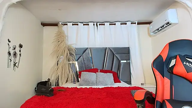 MiniLove 01 online show from September 9, 2025, 12:15 pm