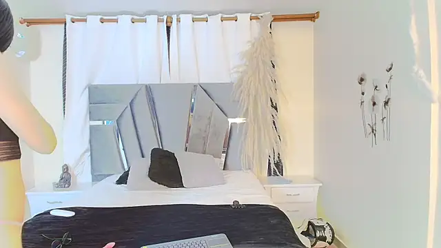 MiniLove 01 online show from October 22, 2025, 12:05 pm