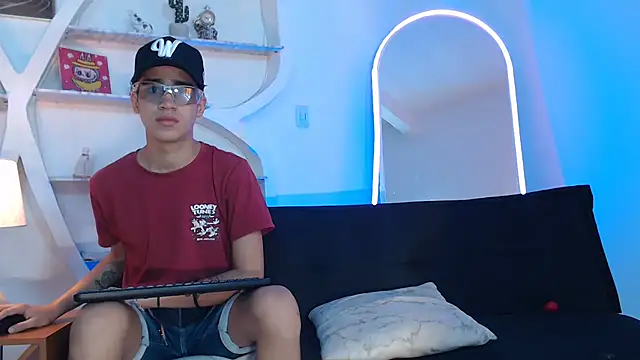 PRETTY FEM online show from September 12, 2025, 1:22 pm