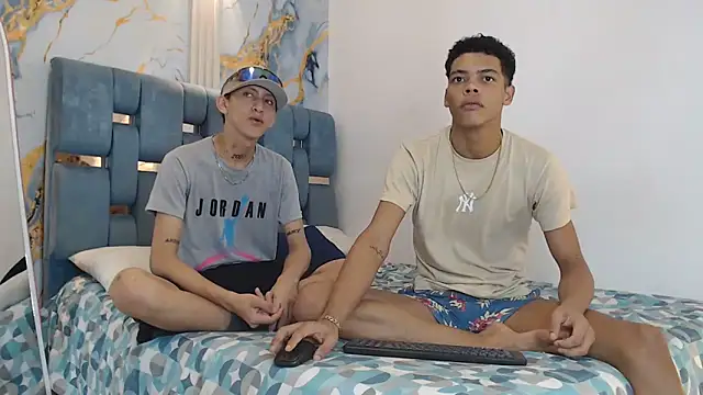 PRETTY FEM online show from January 6, 2026, 1:20 am