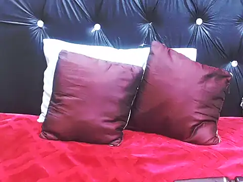 AppleAss02 online show from November 13, 2025, 5:01 pm