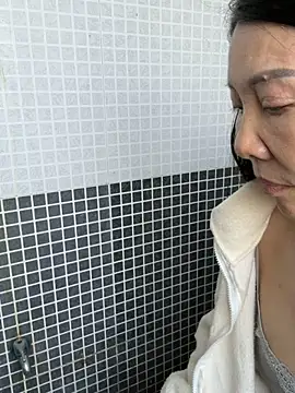 xiiuuff18 online show from October 24, 2025, 1:35 am