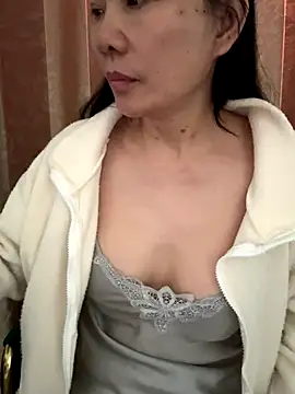 xiiuuff18 online show from November 1, 2025, 12:12 am