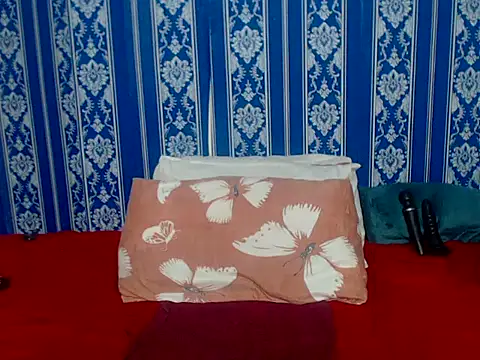 JUICEYLIPS333 online show from November 12, 2025, 6:41 pm