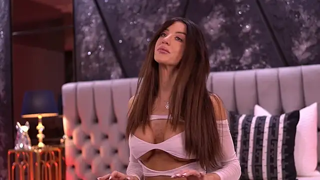 StephieRouse online show from February 6, 2026, 7:45 am