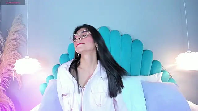 AlassiaHocthner online show from November 8, 2025, 11:43 am