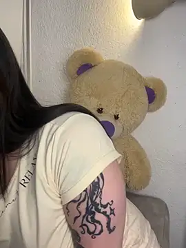 NicoleLeinn online show from October 22, 2025, 2:34 am