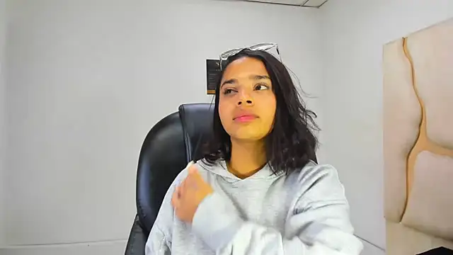 ScarletDoll online show from October 28, 2025, 3:32 am