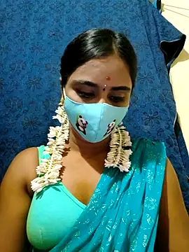 mini-queen online show from October 31, 2025, 1:56 pm