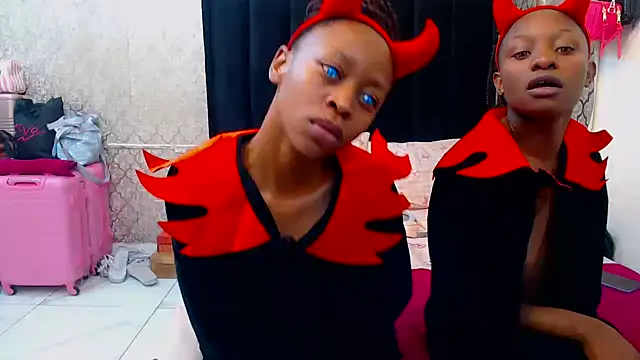 SexyPetitex25 online show from October 30, 2025, 7:47 pm