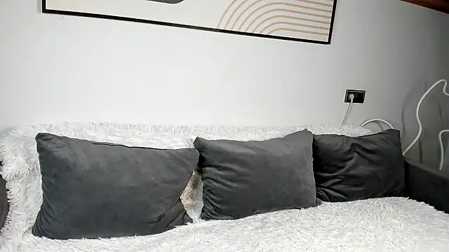 KarlyFees online show from March 4, 2026, 8:09 am