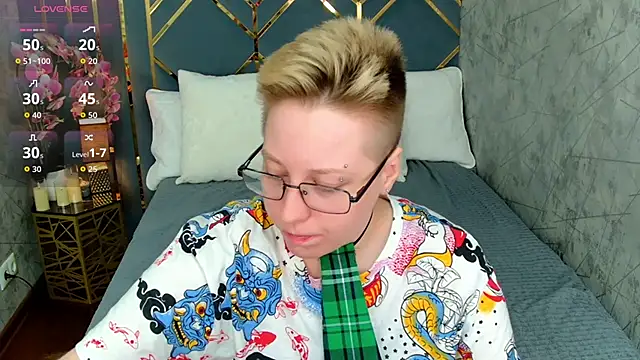 AlexandraGreen online show from September 18, 2025, 9:06 pm