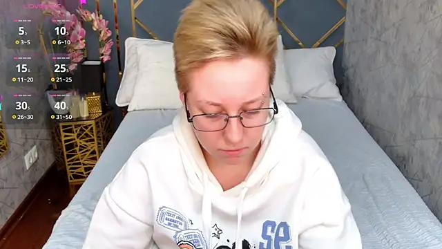 AlexandraGreen online show from October 21, 2025, 3:57 pm