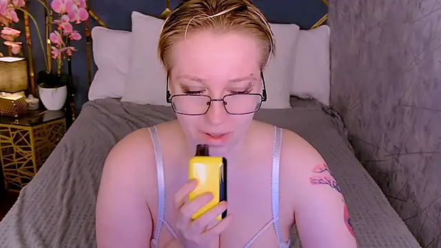 AlexandraGreen online show from April 19, 2026, 3:55 pm