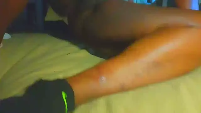 Snapshot of CinnaCakesss chatting on November 14, 2025, 12:15 pm CinnaCakesss online show from November 14, 2025, 12:15 pm