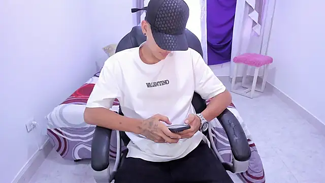 Snapshot of maxthomson_boy chatting on September 17, 2025, 8:10 pm maxthomson boy online show from September 17, 2025, 8:10 pm