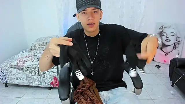 Snapshot of maxthomson_boy chatting on October 1, 2025, 8:04 pm maxthomson boy online show from October 1, 2025, 8:04 pm