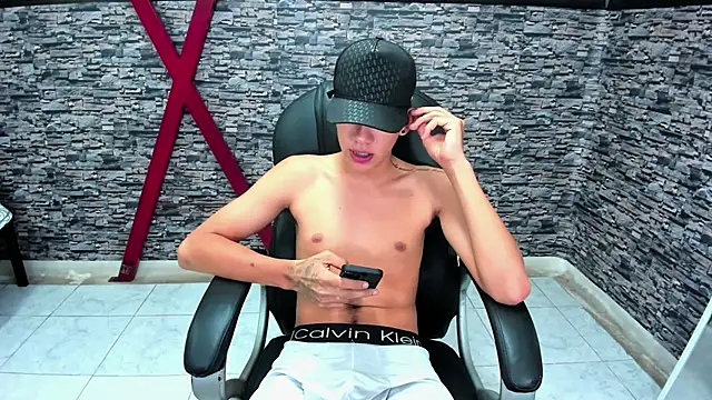 Snapshot of maxthomson_boy chatting on October 4, 2025, 8:01 am maxthomson boy online show from October 4, 2025, 8:01 am