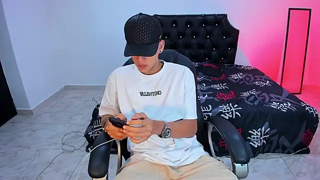 Snapshot of maxthomson_boy chatting on October 8, 2025, 8:50 pm maxthomson boy online show from October 8, 2025, 8:50 pm