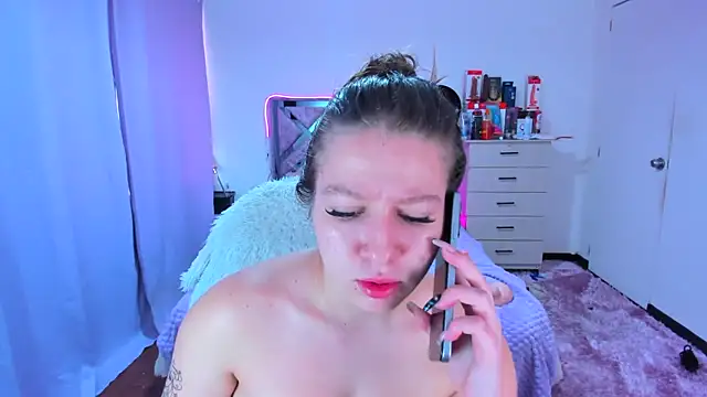 Luna Analya online show from November 4, 2025, 4:06 pm