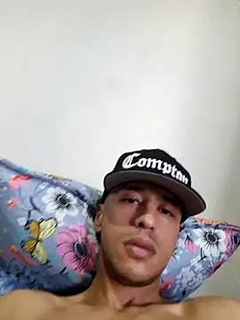 Santi2323xxX online show from May 4, 2026, 11:01 pm