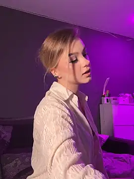 Snapshot of VelvetRush_ chatting on October 10, 2025, 4:39 pm VelvetRush  online show from October 10, 2025, 4:39 pm