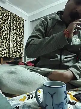 vardh033 online show from November 17, 2025, 4:35 pm