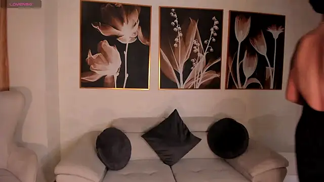 LeahNovac online show from September 25, 2025, 11:03 am