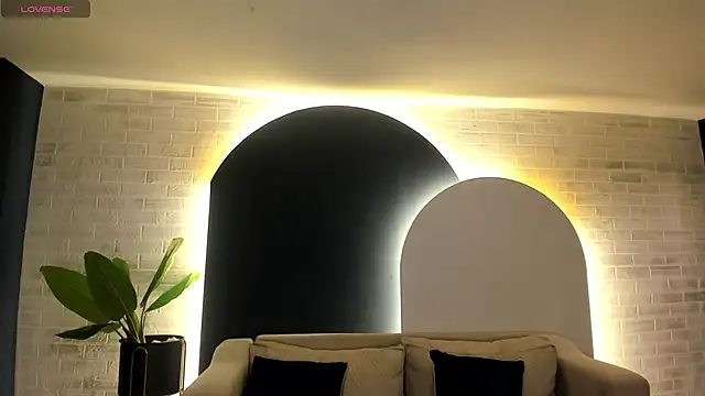 LeahNovac online show from September 29, 2025, 11:04 am