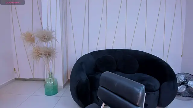 LeahNovac online show from November 18, 2025, 11:14 am