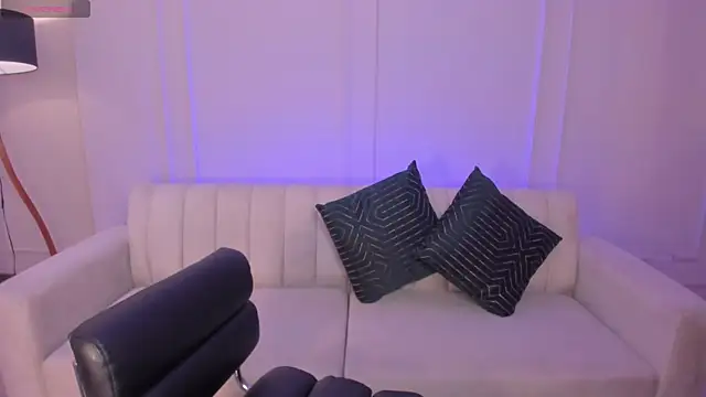 LeahNovac online show from November 27, 2025, 11:23 am