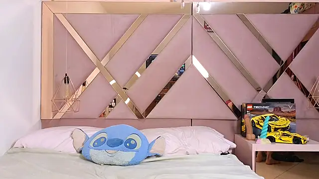 Sophia moo  online show from October 24, 2025, 5:26 am