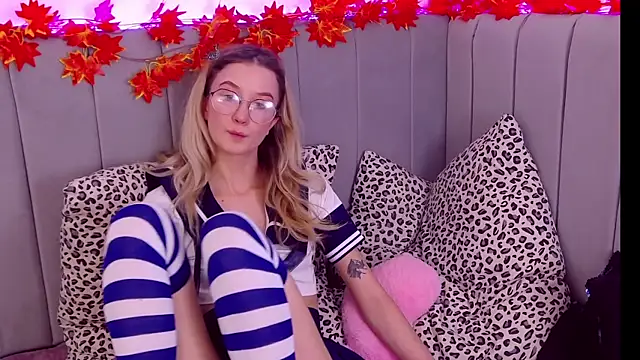 Snapshot of MaeLili chatting on October 19, 2025, 8:04 am MaeLili online show from October 19, 2025, 8:04 am