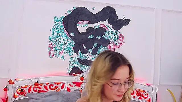 Snapshot of MaeLili chatting on October 28, 2025, 4:27 am MaeLili online show from October 28, 2025, 4:27 am