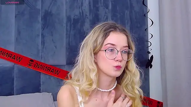 Snapshot of MaeLili chatting on October 29, 2025, 3:42 am MaeLili online show from October 29, 2025, 3:42 am