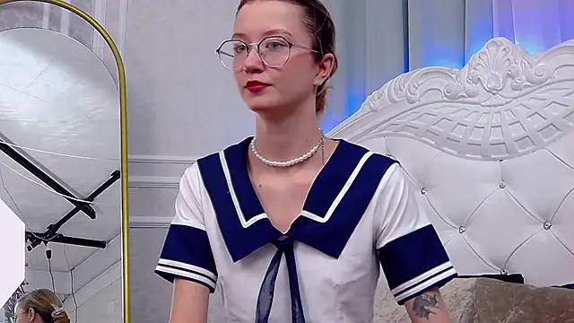 MaeLili online show from December 14, 2025, 12:32 pm